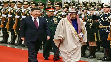 الرئيس الصيني شي جين بينج خلال استقباله الملك سلمان بن عبد العزيز في قاعة الشعب الكبرى، بكين